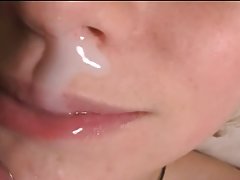 性感的黑发坐在她湿润的阴部的家伙的脸上