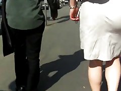在摄像头上胖乎乎的印度女孩