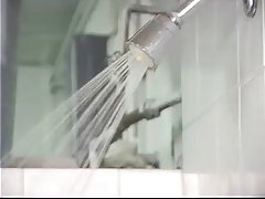 2 女同性恋者在户外使用表带上