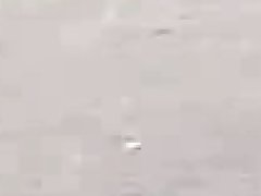 坐在摩擦她的阴蒂高潮的丈夫的妻子