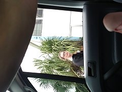 那个年轻的少女一天掉她敲我的门