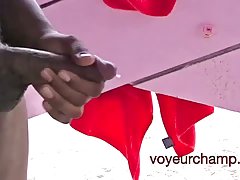 一群裸体女孩唱卡拉 ok。
