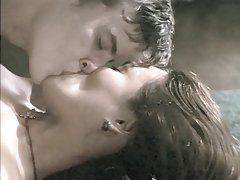 年轻的少女超短裙年轻白色的蕾丝内裤