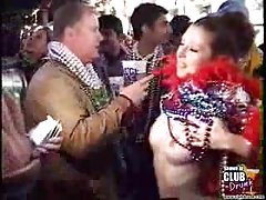 可爱可爱的亚洲女孩吹公鸡