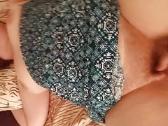完美的黑发在 ff 的长统袜里得到性交