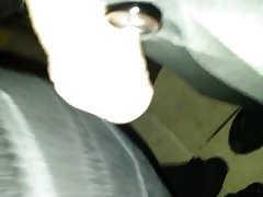淘气的孩子张开腿硬的公鸡