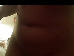 日本毛茸茸的猫舔吸吮公鸡