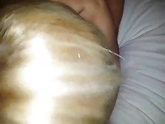 卖比萨饼的男人来了，并提出了她他的香肠