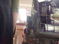 三木上原获取性玩具和注射器与暨