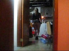 在嘴里的一只公鸡和一只公鸡在猫是她最爱
