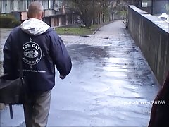 女孩掉在地上的她肛门的饼和舔光