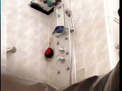 有毛的亚洲女同性恋鳍和梅丽莎在沙发上
