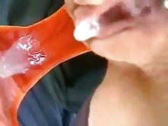短头发的劳里 · 巴尔加斯知道如何给予探针吹风性行为前躺在床上