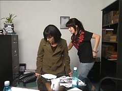 娇小的婊子有一只公鸡，怦怦直跳，她和一个在她的嘴