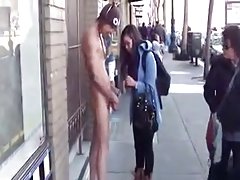亚洲女孩慢慢地抚摸直到她在她的嘴唇把带暨