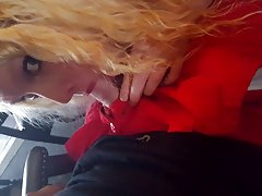 凯蒂的完美的奶子和 handjob 技能可以很容易地暨