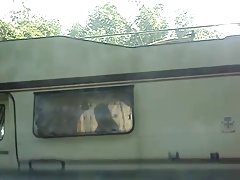 角质的亚洲妓女获取的阴户舔的家伙在沙发上