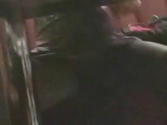 在她毛茸茸的轴套摆弄着直到她滔滔不绝的红色内衣的 ai yuumi