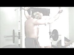日本青少年在学校里获取的小狗