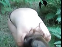 瘦瘦的亚洲硬肛门在桌子上