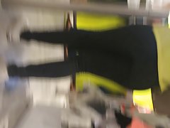 使用振动器的女孩厕所自慰