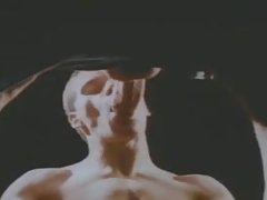 她轻抚...