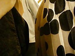 两个年轻人肛门操大奶子在森林里的小屋外的成熟 kinkster