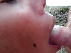 可爱娇小的亚裔宝贝吹公鸡和他妈的像个荡妇