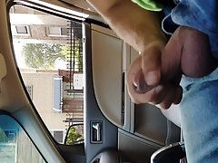 金发女郎俯身在地板上，在她的阴户性交硬