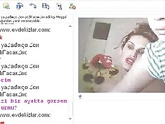 甘美的亚洲前女友和她小小的猫一起玩