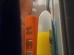 亚洲的妻子骑大的黑色假阳具，而乳臭未干的老公