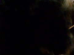 在房间里肮脏的印尼女孩头巾罩