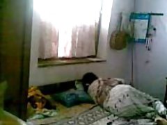 美丽的阿拉伯女孩在牛仔裤街头-法国-英语