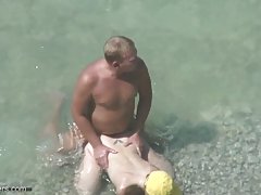 日本青年在未经审查的 crotchless 内裤三人行