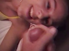 金发熟女糟透了的家伙，而布鲁内特舔她湿的阴道