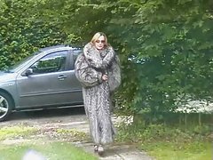萨奇青山亚洲女孩给口交和他妈的两个家伙