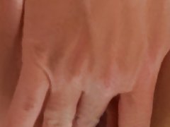 野生的埃米尔竹在后院玩弄她毛茸茸的轴套