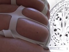 丰满的亚洲荡妇给出了热 handjob handjob 色情 3