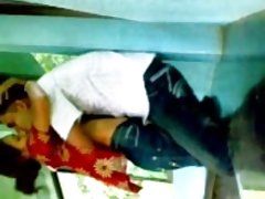 一只公鸡吸吮亚洲女孩毛，获取 creampied