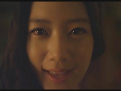 她吞下她的同事兼