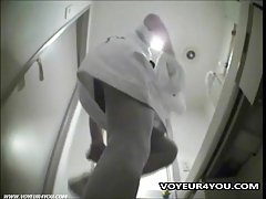护士进浴室改变
