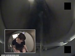 亚洲女孩获取她紧的阴户和屁股玩