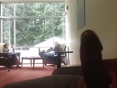 紧身裤的年轻女人花公鸡在床上