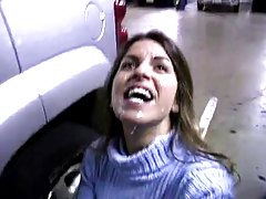 在亚洲的陈列室纹身的汽车销售女孩