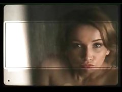 用肉眼街头的女孩快乐自己在公众场合由 snahbrandy