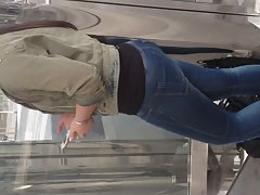 亚洲业余少年得到性交在沙发上